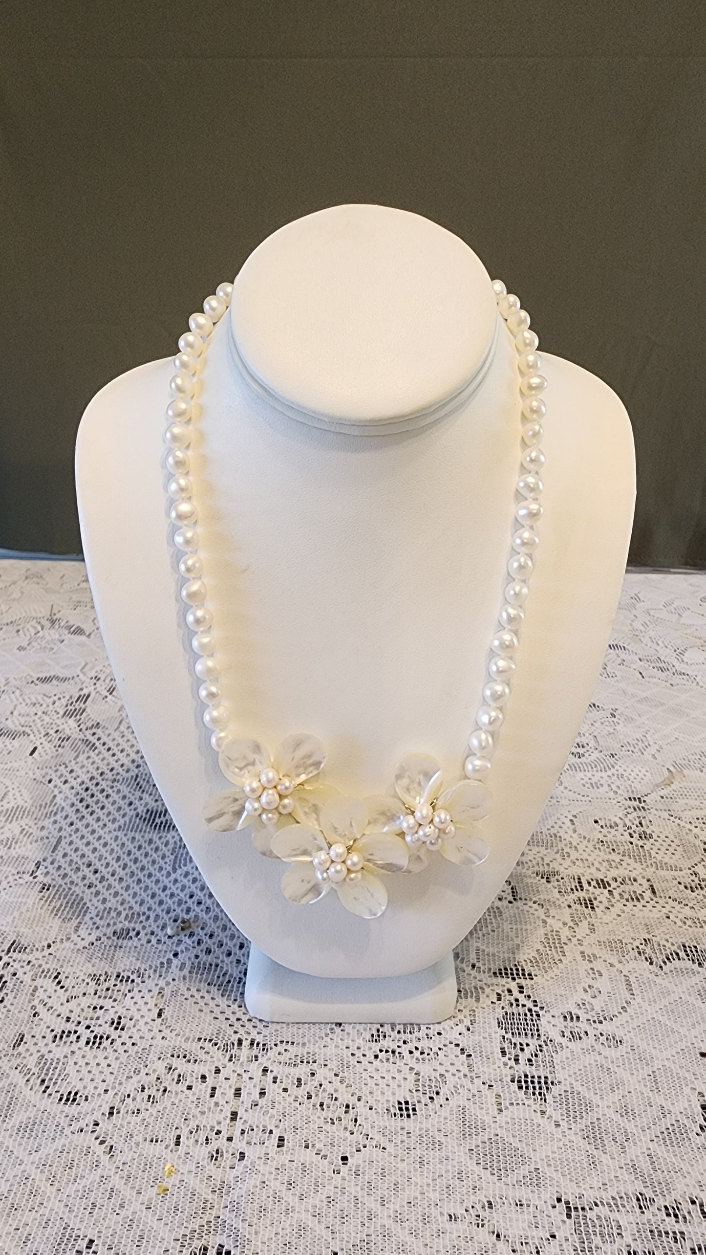 CN Shell mother of pearl flower necklace