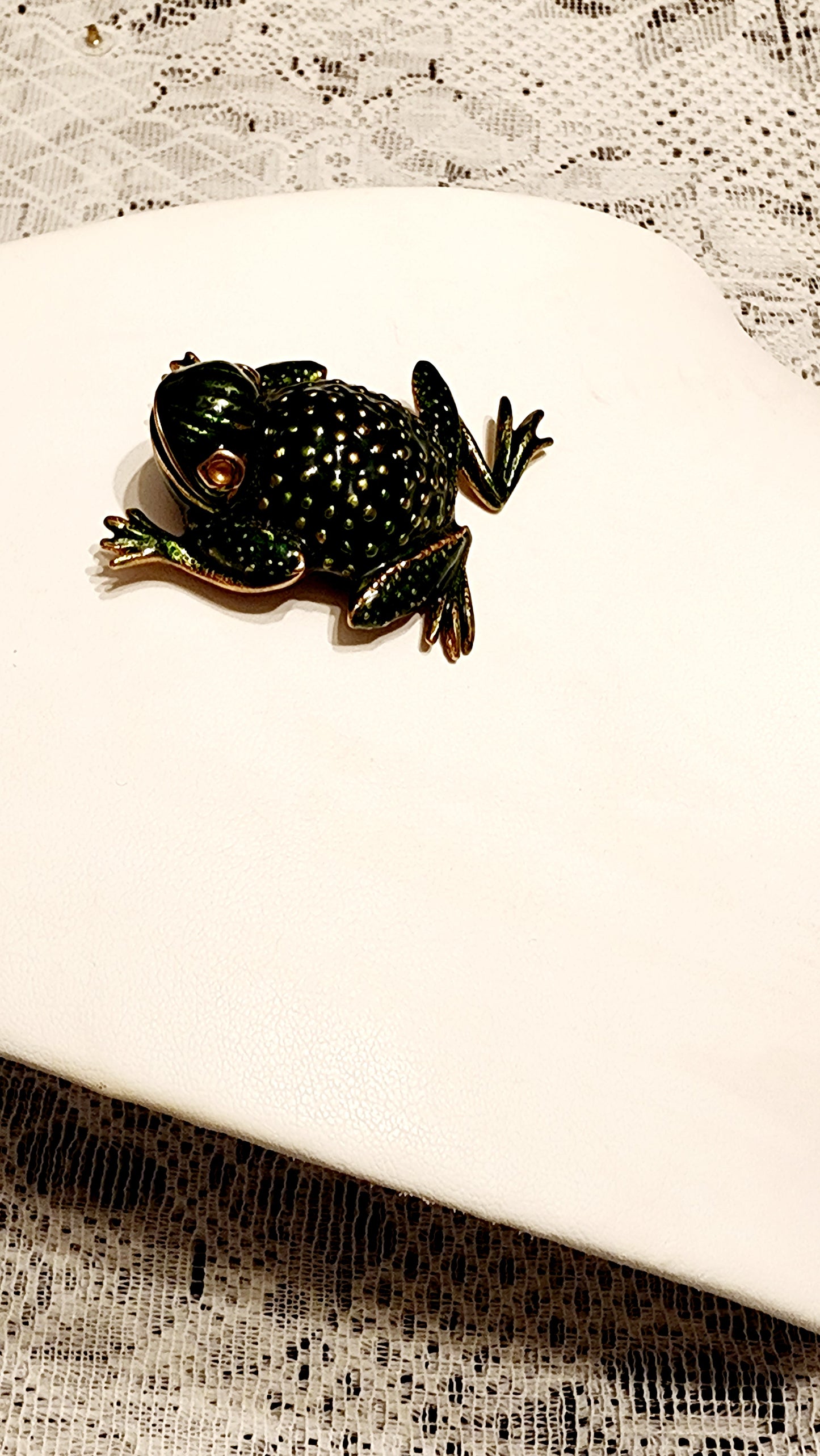 E Pearl frog brooch