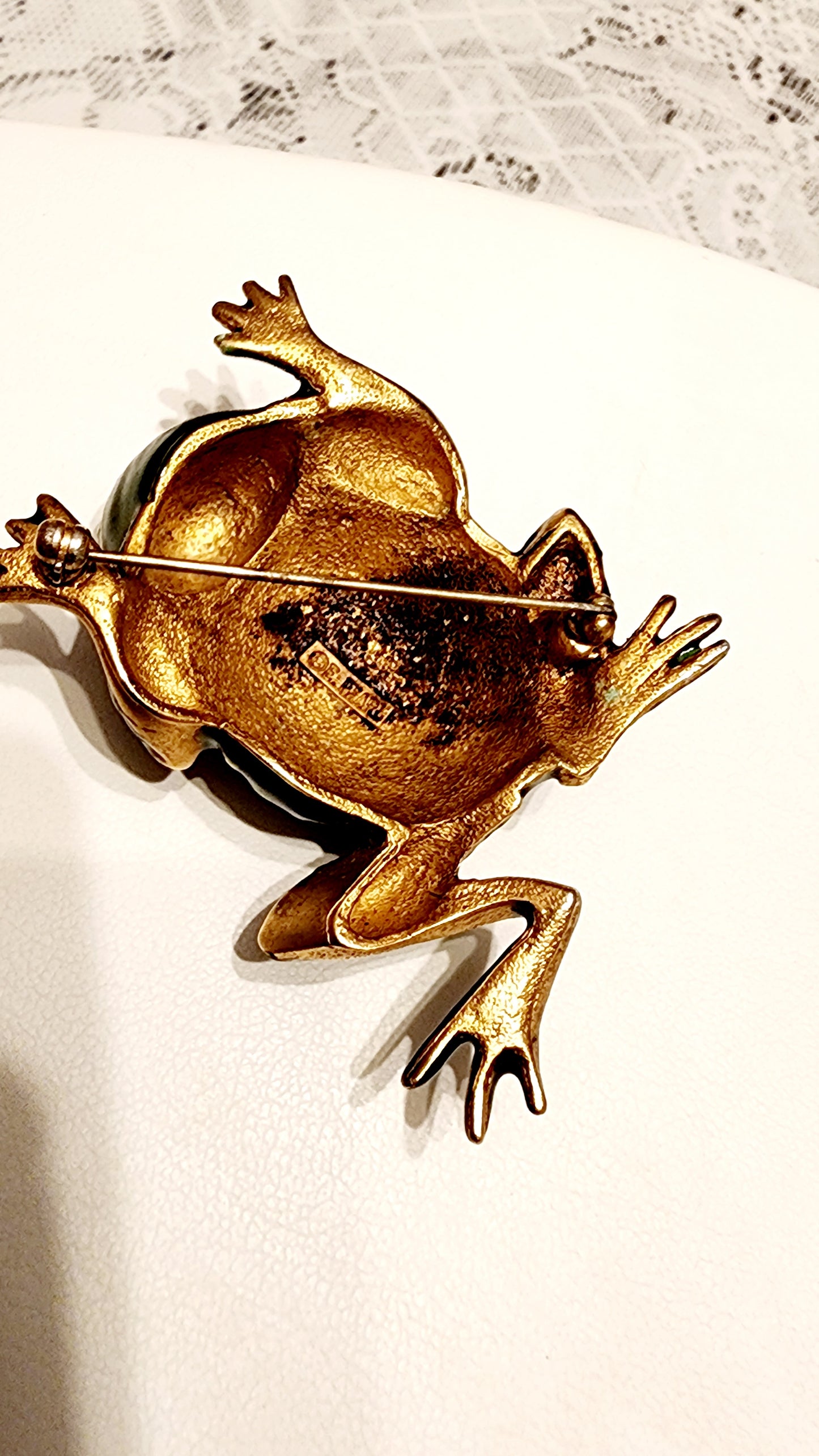 E Pearl frog brooch